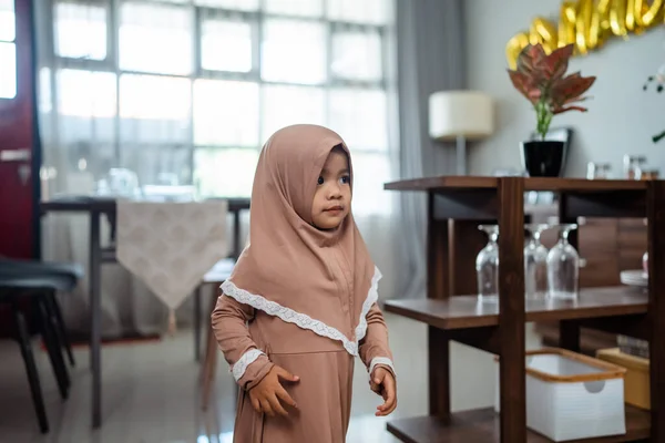 Cute Muslim balita gadis ini hijab di rumah — Stok Foto