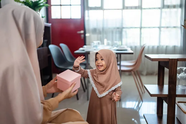 Muslimische Tochter gratuliert Mutter und schenkt ihr Geschenkkarton — Stockfoto