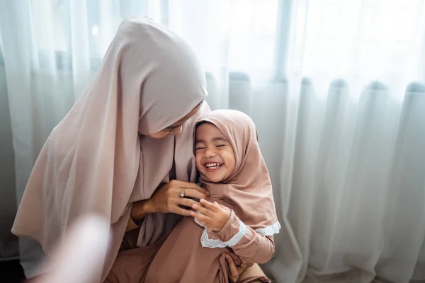 Ibu muslim menggemaskan berpelukan dengan bayi perempuannya — Stok Foto