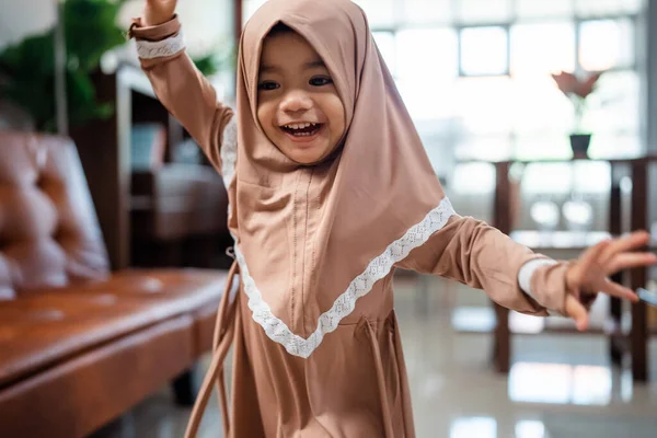 Schattig moslim peuter meisje ini hijab thuis — Stockfoto