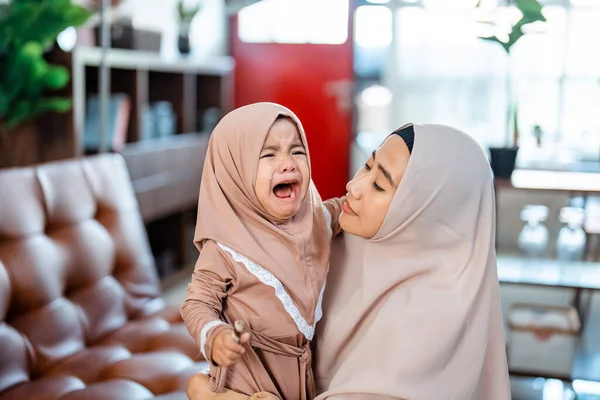히잡 스카프를 두른 어머니는 울고 있는 어린 딸을 위로 하였다 — 스톡 사진