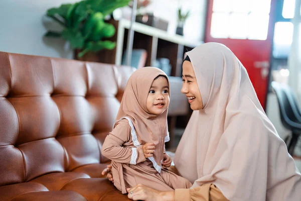 Muçulmano mãe e filha com lenço de cabeça brincando juntos — Fotografia de Stock