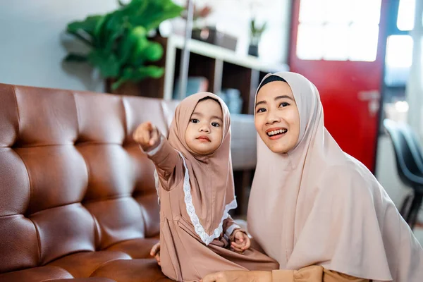 Mignonne petite fille musulmane pointant et mère regardant la direction — Photo
