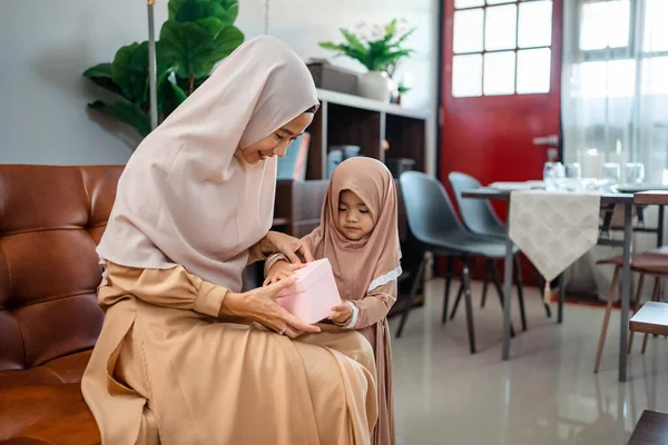 Muslim dítě dcera blahopřeje mamince a dává jí dárek box — Stock fotografie