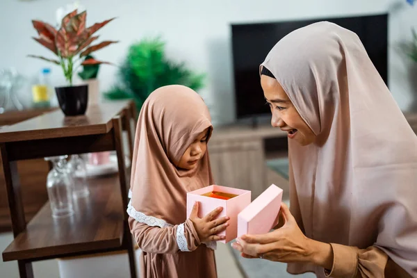 Muslim dítě dcera blahopřeje mamince a dává jí dárek box — Stock fotografie