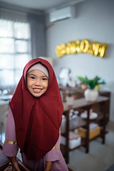 Lindo musulmán niño niña ini hijab en casa —  Fotos de Stock