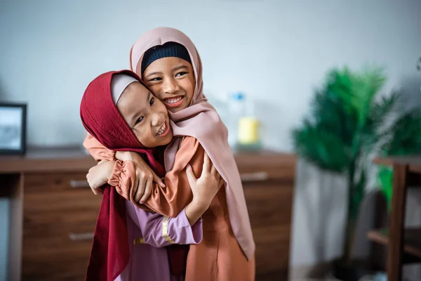 Dua gadis kecil dengan kerudung saling memeluk — Stok Foto