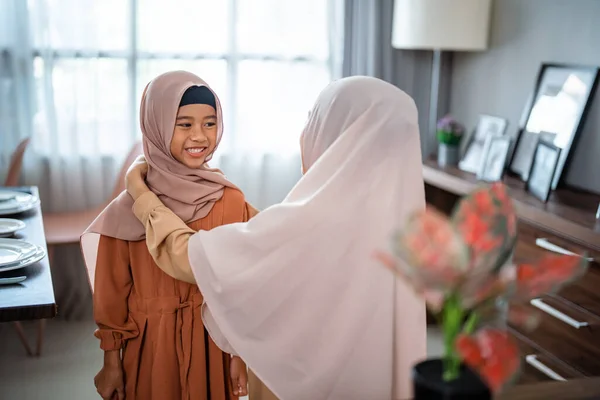 Muslim ibu memperbaiki nya dauhgter kerudung pada ramadan — Stok Foto