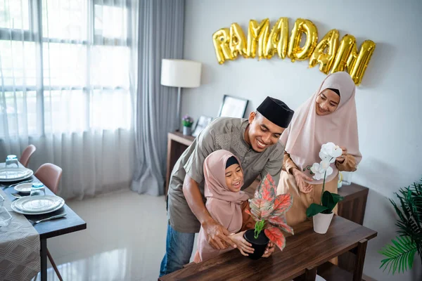 幸せなイスラム教徒の家族が一緒に部屋をきれいにする — ストック写真