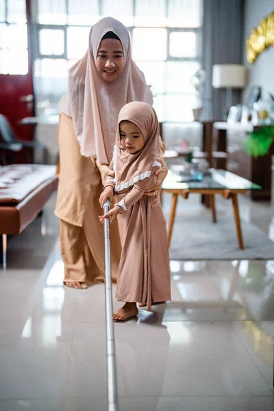 Keluarga muslim bahagia membersihkan ruangan bersama-sama — Stok Foto