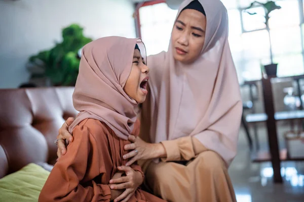 Głodny muzułmanin dziecko post po raz pierwszy w ramadan — Zdjęcie stockowe