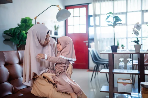 Ibu muslim memeluk gadis kecilnya ketika dia merasa tidak bahagia — Stok Foto