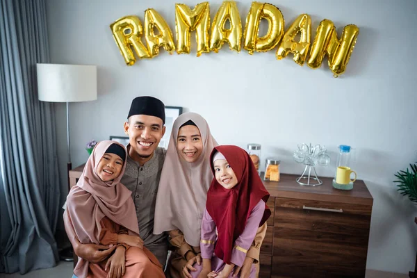 Belo retrato da família muçulmana juntos sorrindo para a câmera — Fotografia de Stock