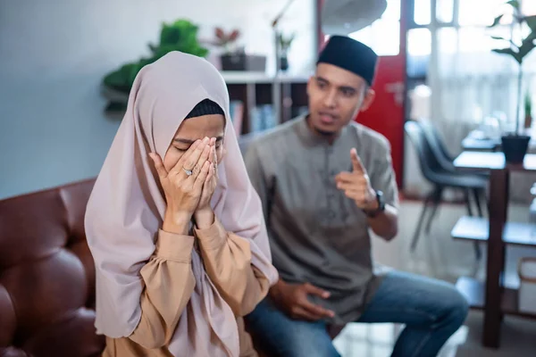 Muçulmano irritado homem está gritando com sua esposa — Fotografia de Stock