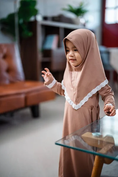 귀여운 회교도 걸음마를 하는아이 니 히잡 이 집에 있다 — 스톡 사진