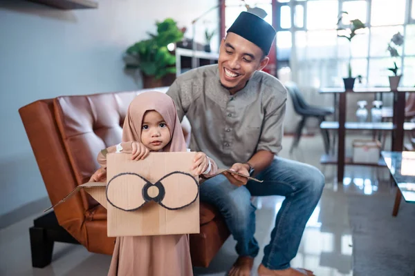 Gadis dengan hijab bermain dengan pesawat kardus dengan ayah — Stok Foto