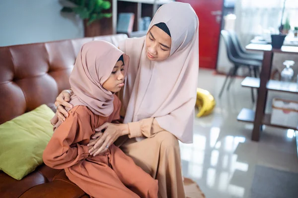 Digiuno musulmano affamato bambino per la prima volta in ramadan — Foto Stock