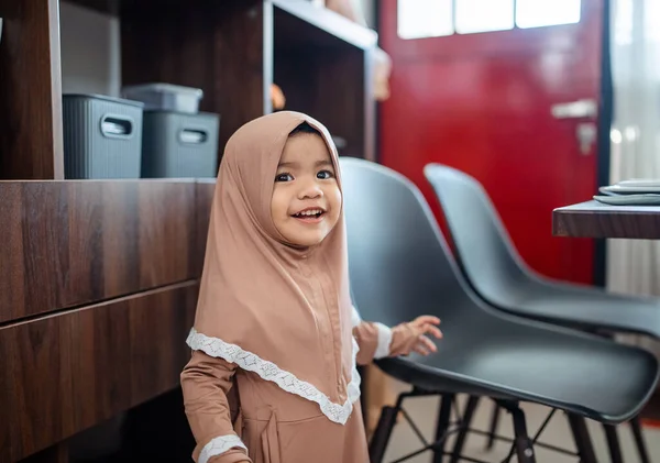 Cute Muslim balita gadis ini hijab di rumah — Stok Foto