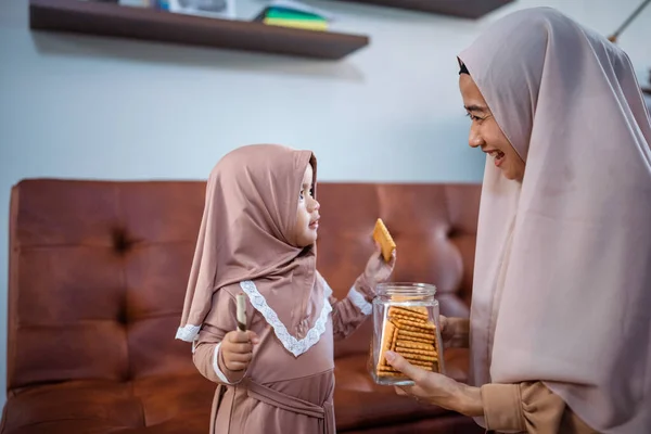 Ibu dan anak perempuan dengan hijab makan bersama-sama — Stok Foto