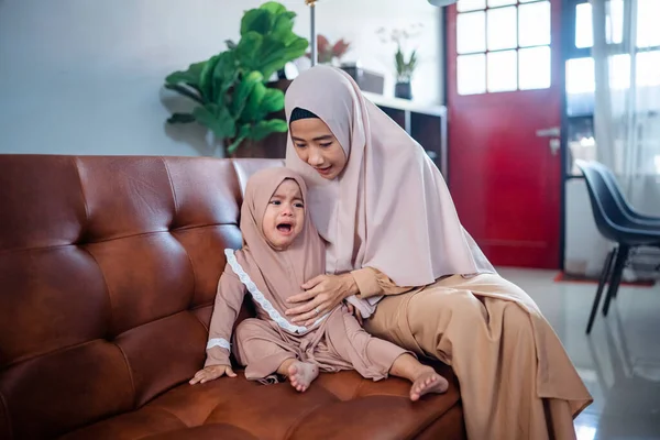穆斯林妈妈披着头巾安慰着哭哭啼啼的小女孩 — 图库照片