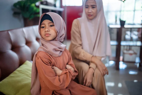 Muslim Angry Asia ibu duduk dengan putri kecil — Stok Foto