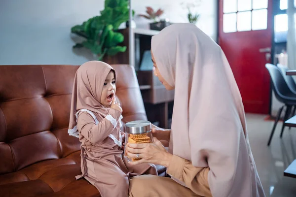 Muslimská dívka ukazuje na její ústa a žádá nějaké jídlo pro její matku — Stock fotografie