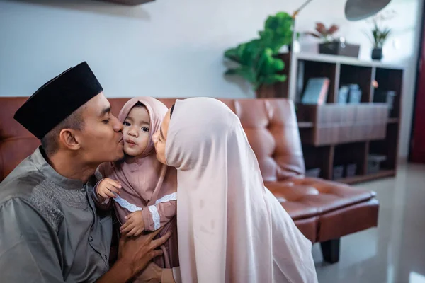 Keluarga muslim mencium bayi perempuannya sambil bersenang-senang di rumah — Stok Foto
