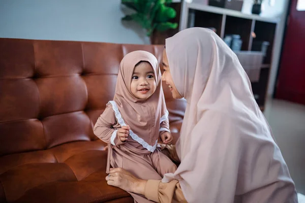 Мусульманские мать и дочь с платком играют вместе — стоковое фото