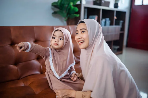 Lucu muslim gadis kecil menunjuk dan ibu melihat arah — Stok Foto