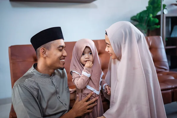 Мусульманские отец и мать со своей маленькой девочкой — стоковое фото