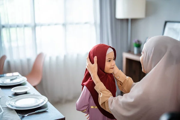 Muslim ibu memperbaiki nya dauhgter kerudung pada ramadan — Stok Foto