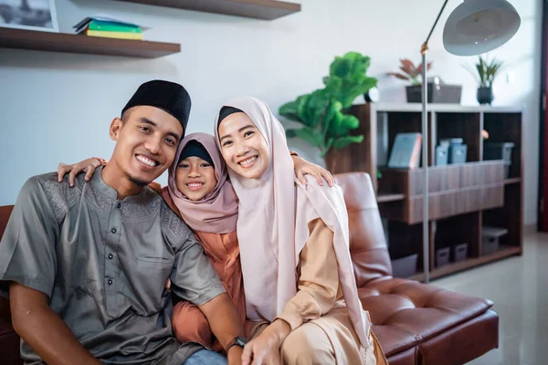 Keluarga muslim yang bahagia melihat kamera dan tersenyum — Stok Foto