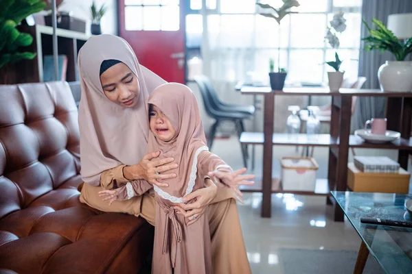히잡 스카프를 두른 어머니는 울고 있는 어린 딸을 위로 하였다 — 스톡 사진