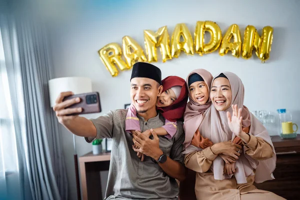 Keluarga muslim yang bahagia mengambil selfie bersama-sama di ramadan — Stok Foto