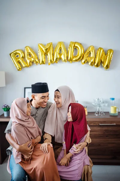 Muslim asia yang bahagia menikmati waktu mereka bersama — Stok Foto