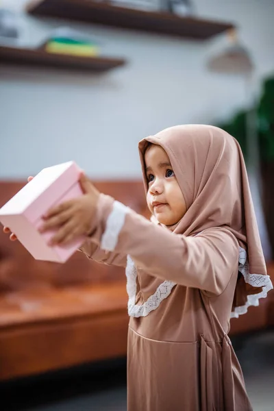 Muslim Dítě dcera drží dárkovou krabici — Stock fotografie