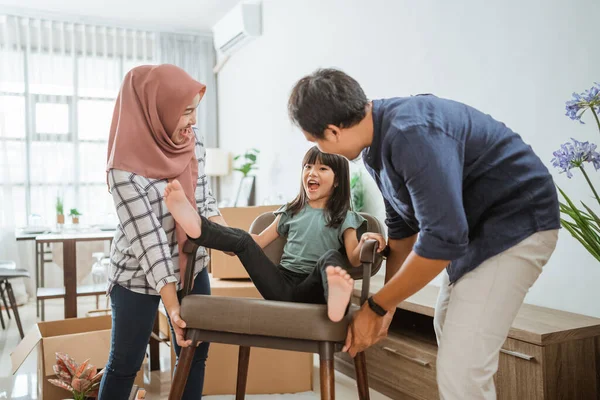 Moslim aziatische familie verhuizen naar nieuw huis — Stockfoto