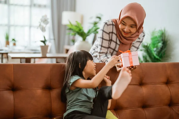 Feliz joven emocionada recibiendo una sorpresa de su madre —  Fotos de Stock