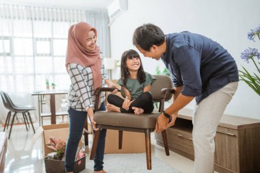 Müslüman Asyalı aile yeni bir eve taşınıyor.