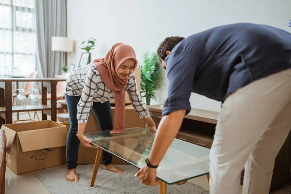 Atraktivní rodina ženy s hidžábem a muž relokace nábytku v novém domově — Stock fotografie