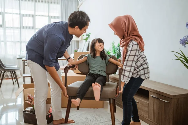 Moslim aziatische familie verhuizen naar nieuw huis — Stockfoto