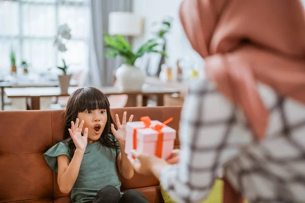 Bahagia gadis muda mendapatkan kejutan dari ibunya — Stok Foto