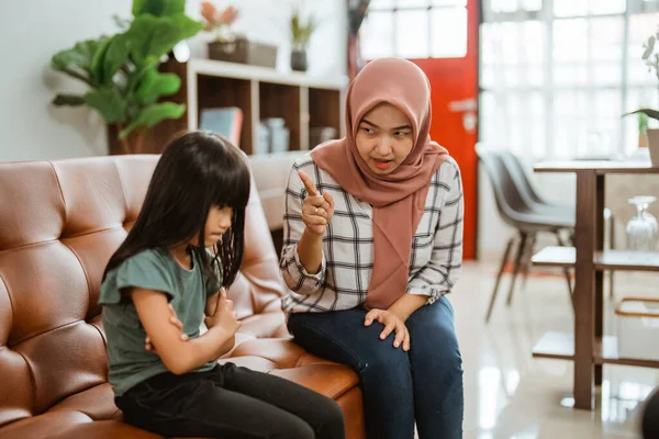 Musulmana mamma rimprovera per disciplina cattivo comportamento bambino — Foto Stock