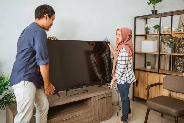 Ενθουσιασμένος ζευγάρι σύσταση νέα τηλεόραση στο σπίτι — Φωτογραφία Αρχείου