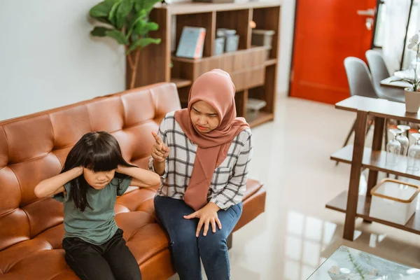 Muslimi äiti scolds kurinalaisuutta huonoa käytöstä lapsi — kuvapankkivalokuva