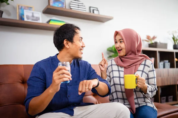 Muslimský malajský pár ve svém domě čeká na adzan maghrib — Stock fotografie