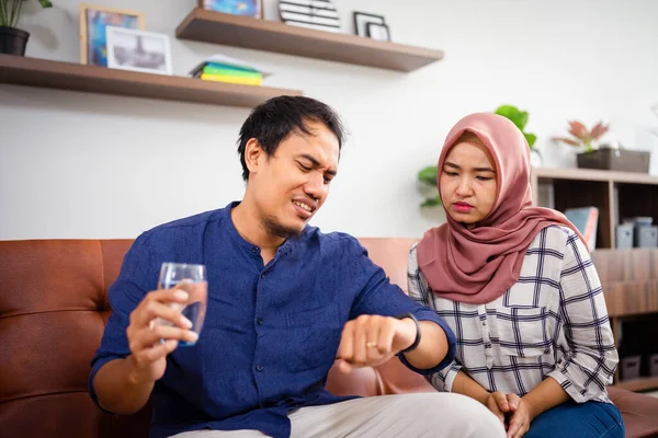 Muslimisches malaiisches Paar wartet zu Hause auf adzan maghrib — Stockfoto
