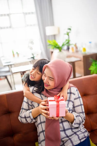 Ibu senang mendapatkan kejutan baru hadiah dari gadis kecilnya — Stok Foto