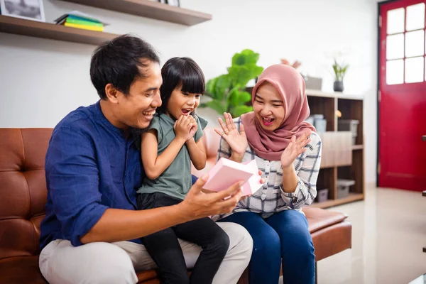 Muslim family get new suprise present and open it together — Stock Photo, Image