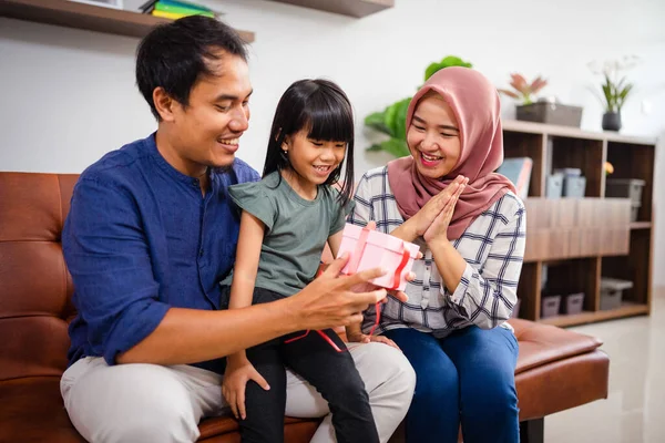 Familia musulmana obtener nuevo regalo sorpresa y abrirlo juntos — Foto de Stock